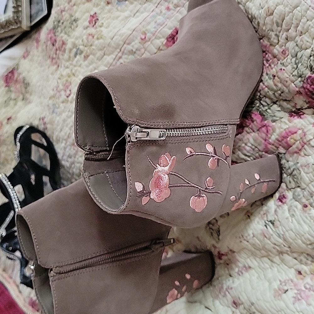 Candie's Pink Embroidered Flowers Peeptoe Heel 7 1/2 M